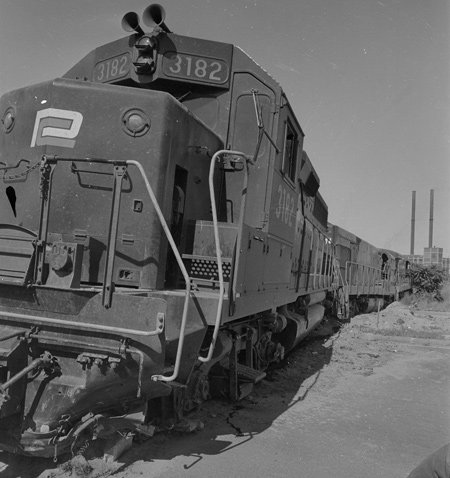 Penn Central 3182 on Southeast Expressway in 1969